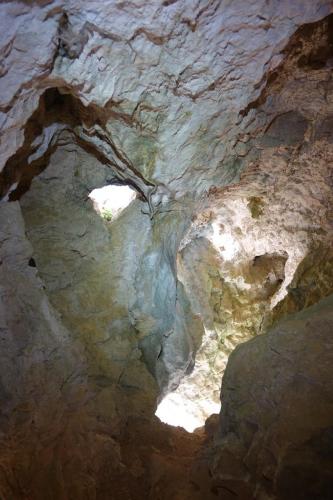 Löcher zur Felswand oberhalb des Eingangsbereich