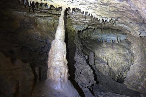 Stalagmit mit Decke verbunden