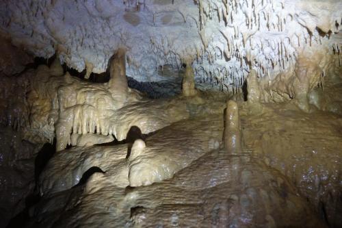 Sinterfall mit Stalagmiten