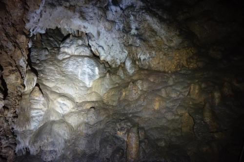 Sinterfall mit kleinen Stalagmiten