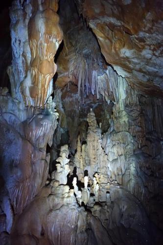 Sinterberge und Stalagmiten