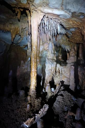 Stalagnat vor großer Halle