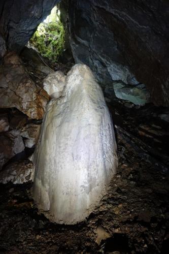 Alter großer Stalagmit im Versturz