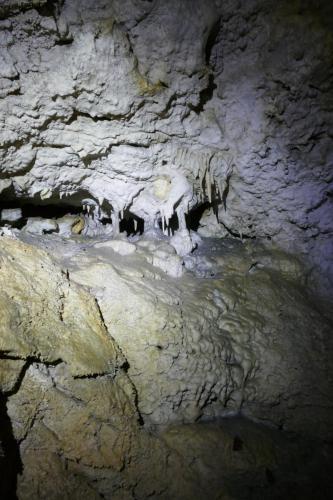 Tropfsteine in Schichtfuge