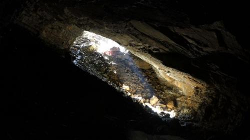 Sonnenlicht flutet den riesigen Eingang